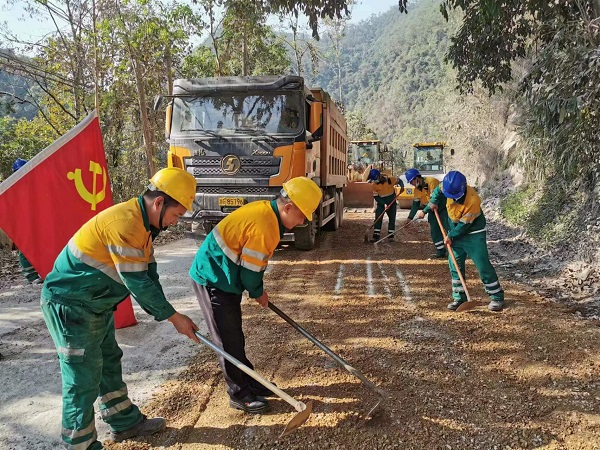 践初心 暖民心——景谷平博pinnacle体育平台组织党员义务修路活动